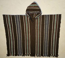 Traditioneller handgewebter Anden-Poncho mit ...