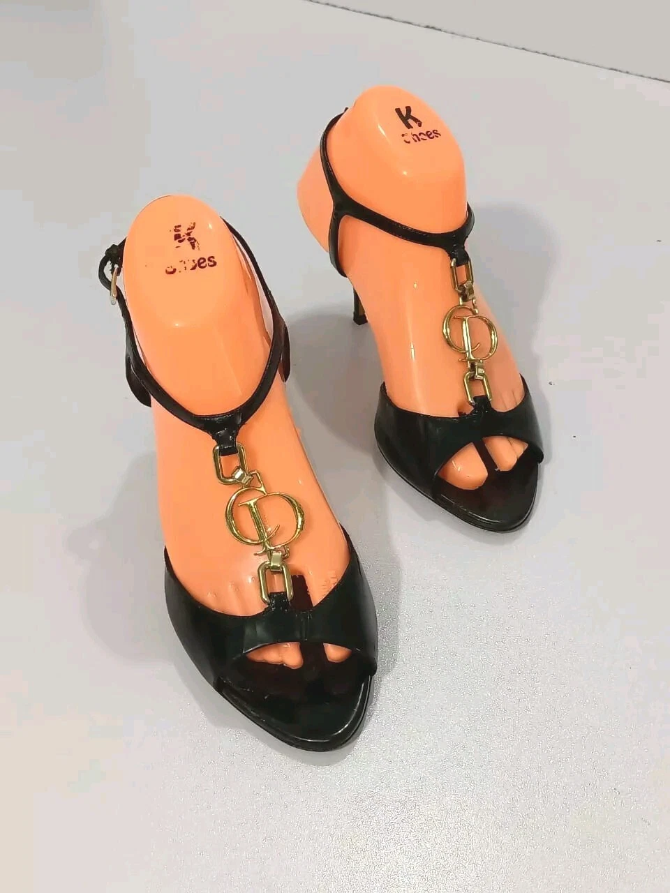 SANDALES À LANIÈRES T ORNÉES LOGO CUIR VERNI NOIR DIOR POINTURE, EU38, US7,5,
