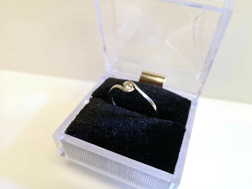 (NI-2188) 10K White Gold Diamond Solitaire Ring