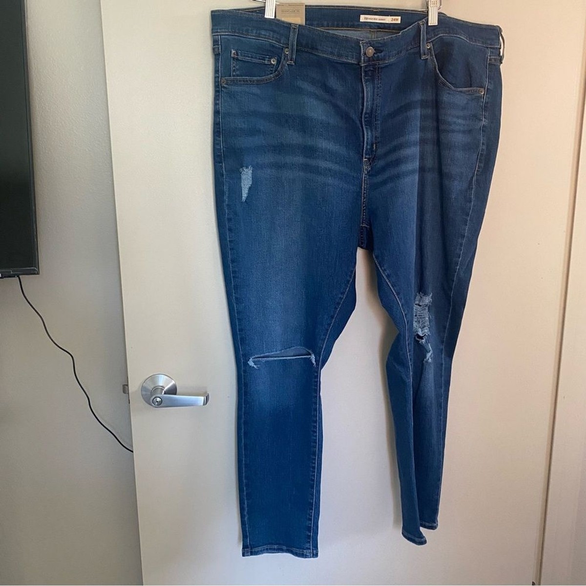 NWT Levi's | Blue 721 High Rise Medium Wash Distressed Skinny Jean