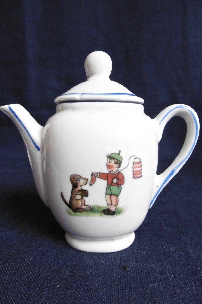 Lot de Partie de dinette ancienne en porcelaine comprenant : partie de