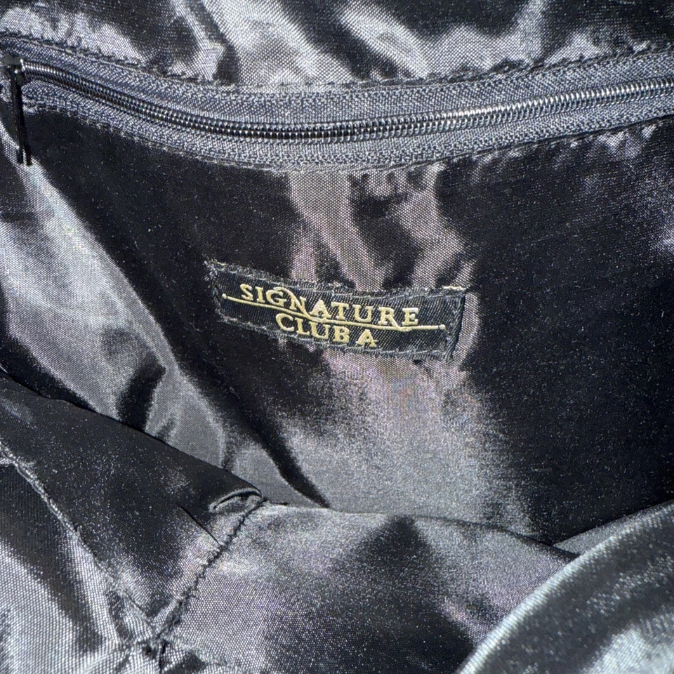 Bolsa tote Signature Club A preta de lona e couro sintético marrom com berloque - Imagem 4 de 4