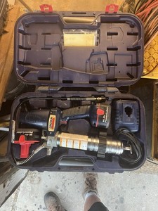 Lincoln 1400 Power Luber 14.4 volt cordless grease gun kit