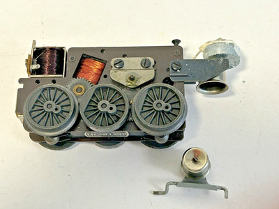 Lionel Motor from Loco #2026  Runs well In both directions there is smoke TESTED