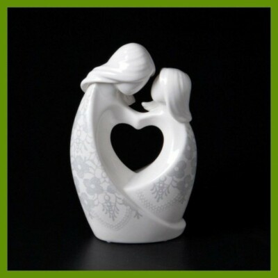 '' Wrapped in Love'' Circle of Love. Kim Lawrence. weiße Porzellan. 15 cm.