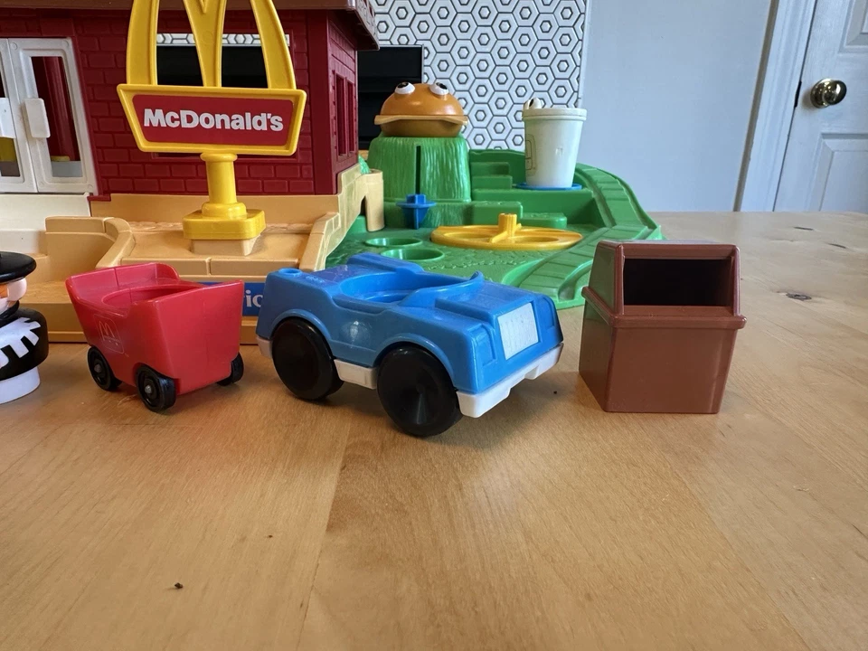 Vintage Fisher Price Little People McDonalds Restaurant 1989 #2552 Toy Playset - Image 4 of 4