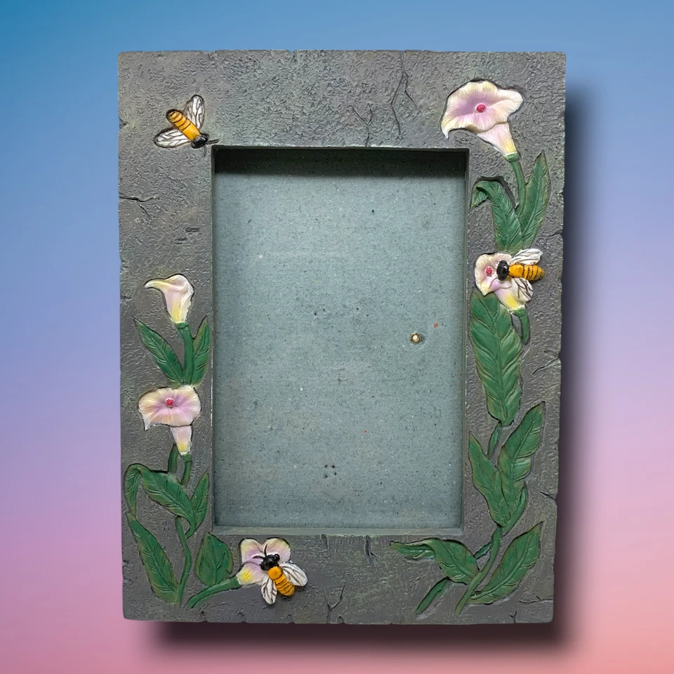 Marco de fotos botánico vintage Y2K abejas cala lirio resina floral grabado 8" x 6" Foto 2 de 4