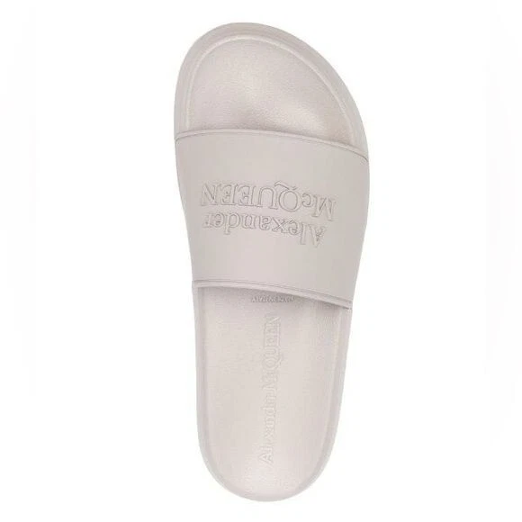 Alexander McQueen diapositive con logo in rilievo punta aperta