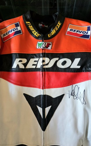 Signiertes Valentino Rossi Repsol Honda Dainese komplettes Rennleder mit Echtheitszertifikat - Bild 5 von 20