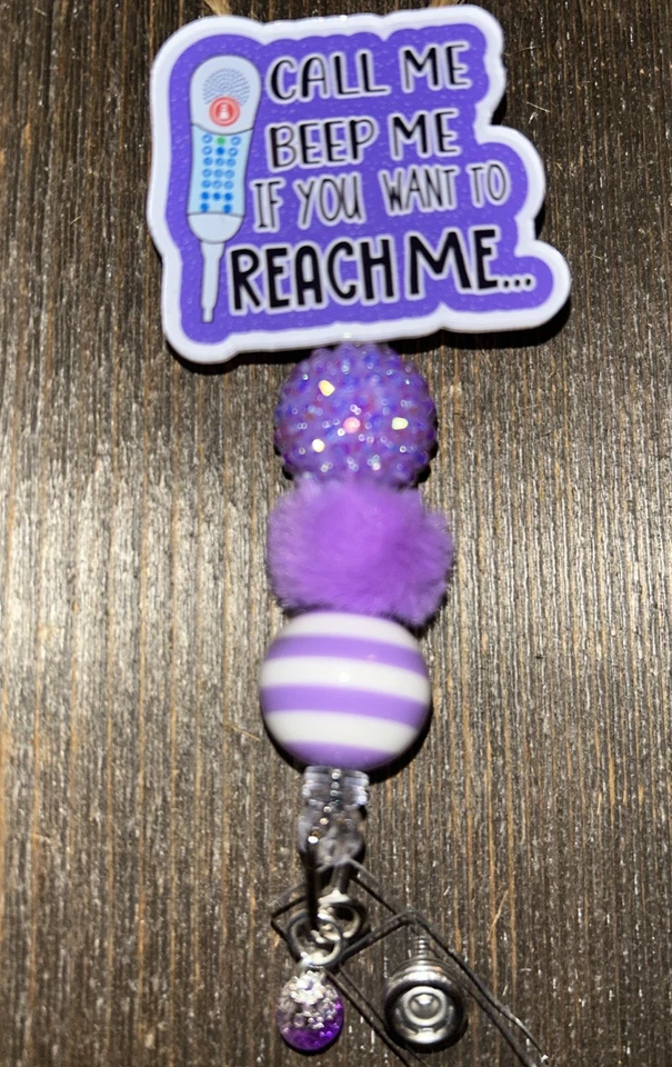 Carrete de identificación retráctil con cuentas púrpura para atención médica Foto 2 de 4