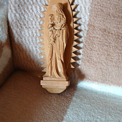 Madonna Holz geschnitzte Relieffigur Wandrelief mit Strahlenkranz, beige