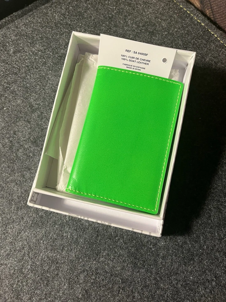 CARTERA COMME DES GARÇON CDG BI PLEGABLE EN VERDE SUPERFLUORESCENTE Foto 3 de 4