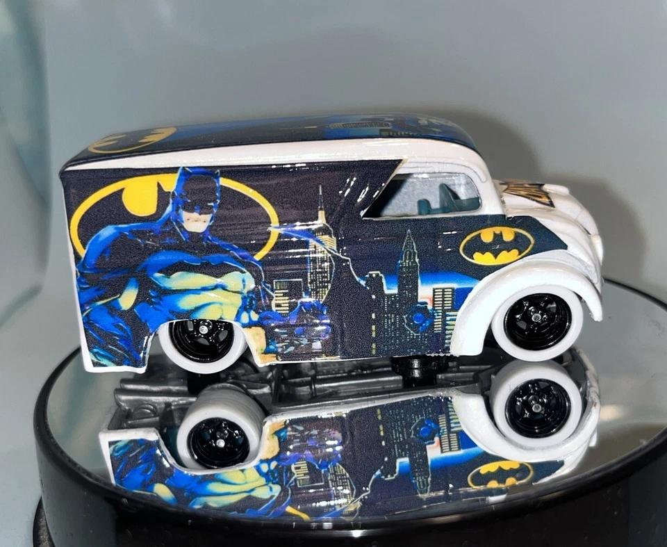 Hot Wheels Dairy Delivery, Batman The Dark Knight, It’s A Custom Real Riders Foto 3 de 4