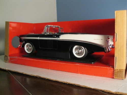 Road Signature 1956 Chevrolet Bel Air Convertible 1:18 - Picture 3 of 6