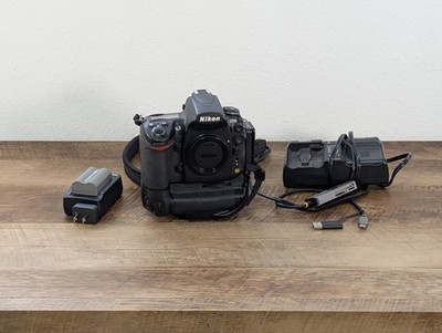 Nikon D700 12.1MP DSLR Camera with Verical Grip - Excellent!
