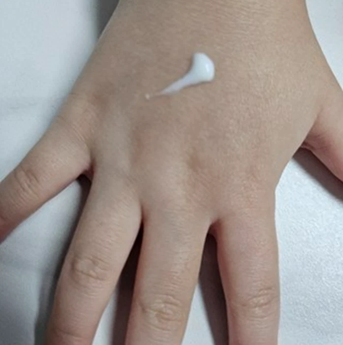 K-Beauty Innisfree Green Tea Hyaluronic Moisture Sun Serum SPF50+ PA++++ 50mlx2 - Image 4 of 4