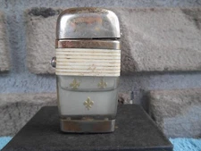 VINTAGE SCRIPTO VU SMALL LIGHTER GOLD TONE WHITE BAND WITH FLEUR DE LIS SYMBOLS