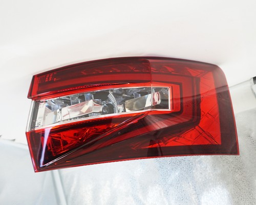 Piloto trasero derecho original ŠKODA SUPERB II / 3V9 945 208 A - Imagen 1 de 7