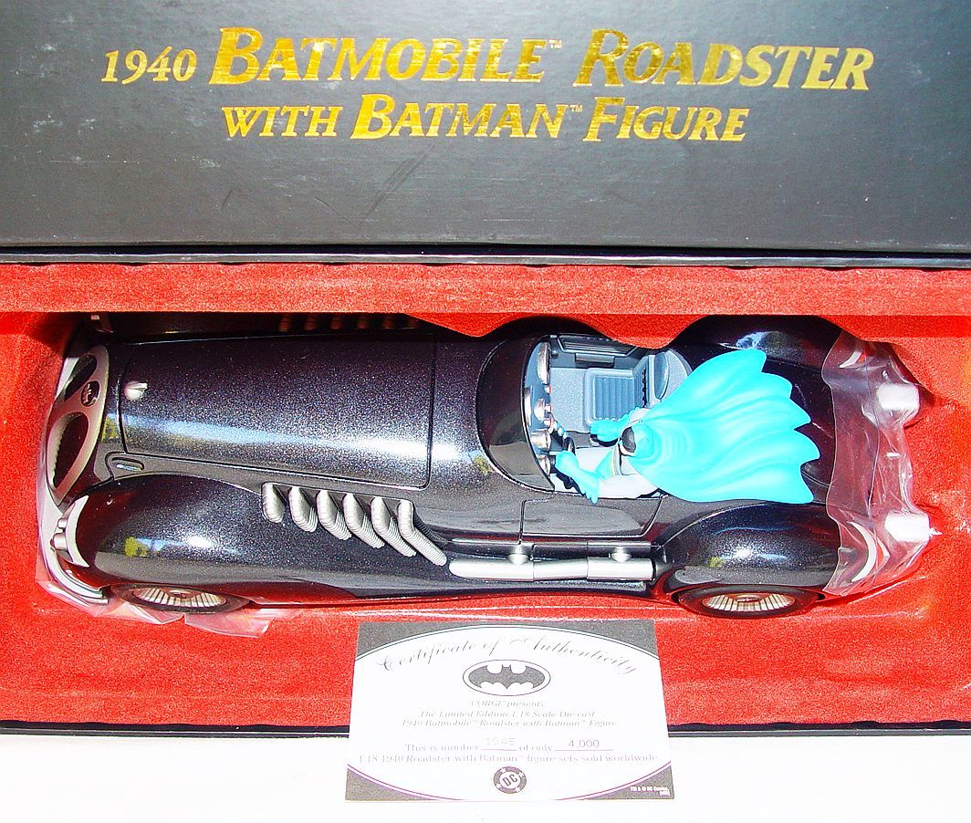 Corgi Toys 1:18 BATMAN 1940 BATMOBILE ROADSTER + FIGURE