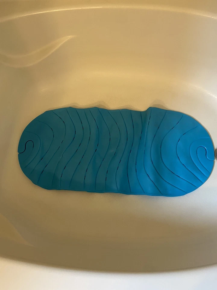 Alfombra de bañera antideslizante con textura Boon Ripple/gancho colgante y orificios de drenaje Foto 2 de 3