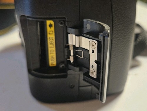 Nikon D40X 10.2 MP Digital SLR Camera Body ONLY + Strap  - Picture 9 of 10