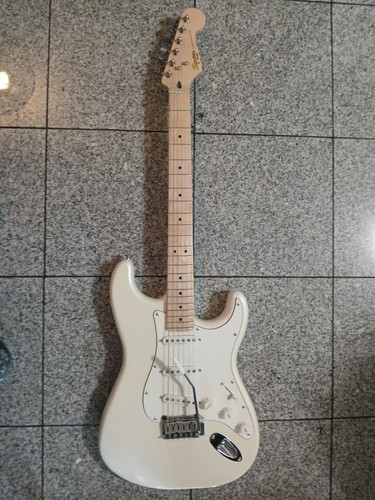 Squier Deluxe Stratocaster Pearl White Maple Neck