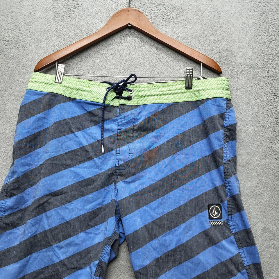 Traje de baño Volcom para hombre 36 azul Board Shorts a rayas con logotipo de piedra ribete en contraste Foto 3 de 4