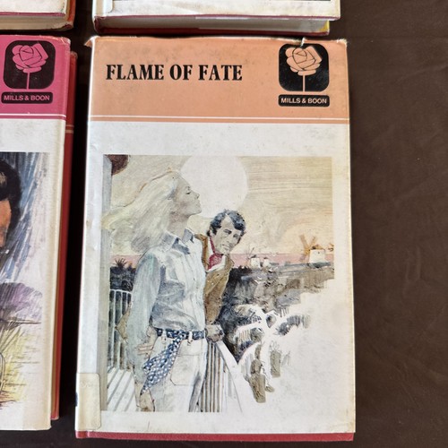 1975 Vintage Lot Of 4 Mills & Boon Hardcover Books With Dust covers - Picture 2 of 17