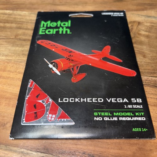 KIT MODELO ACERO LOCKHEED VEGA 5B AVIÓN "AMELIA EARHART" POR METAL EARTH ME1025 - Imagen 2 de 5