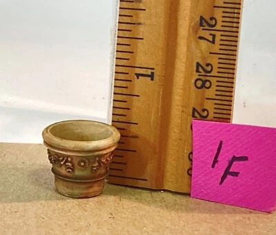 Dollhouse miniature 1/12th scale resin pot #1f - Image 1 of 3