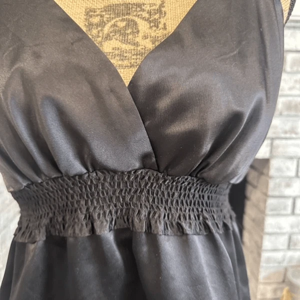 Blusa Top BCBGMaxazria Babydoll Negra Satinada Mediana Sobrepelliz Gótico Foto 4 de 4