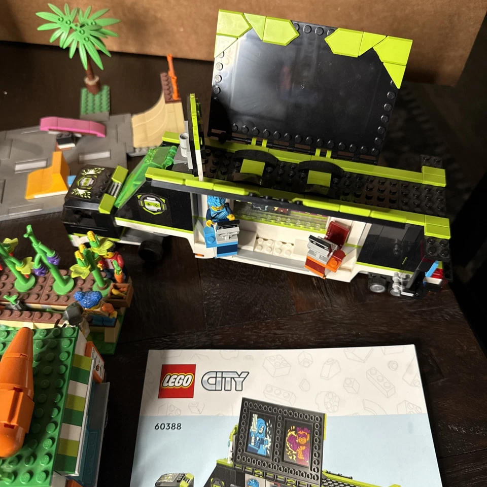 Huge Lego City Lot Gaming Truck, Food Truck Carnival Ride & More - Image 3 of 4