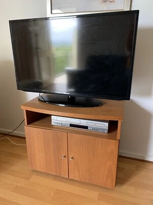 42 Tv W Tv Cabinet And Dvd Player