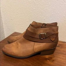 Clarks Addiy Cora Boots Women's 9.5M Brown Nubuck Comfort Distressed Booties