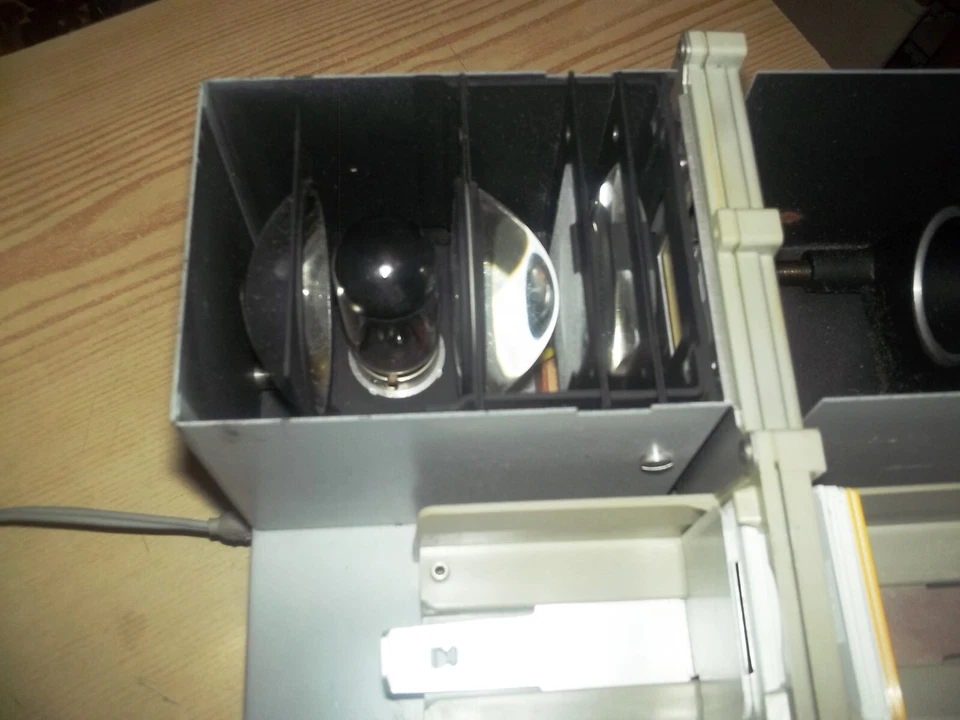 Projecteur diapositives  ROB   parfait état de fonctionnement - Photo 3/4