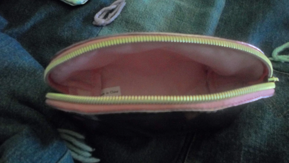 new- Makeup bag- sparkling  pink-China-size7.5 in x 5 in -4 inch deep-fun to use - Image 3 of 4