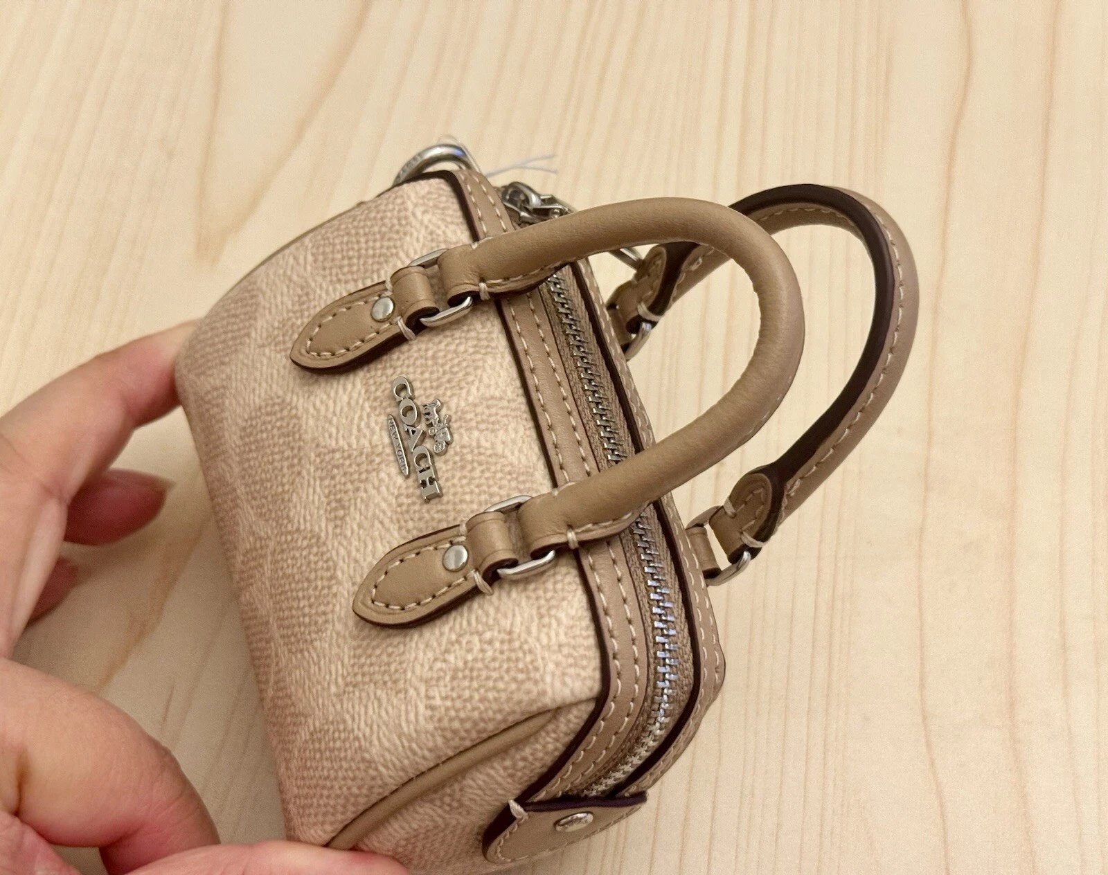 Borsa a tracolla Coach Mini Rowan nuova con etichette ciondolo in tela firmata sabbia tortora
