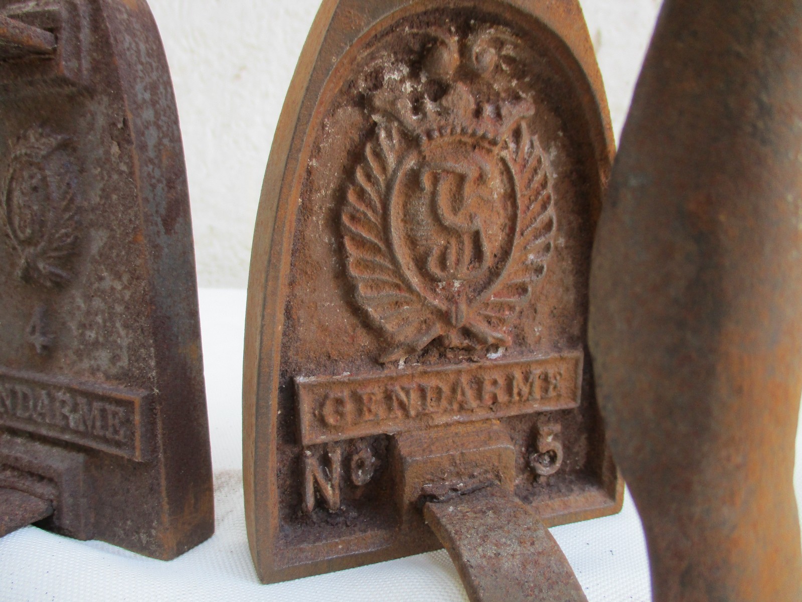 2 Anciens fers en fonte à repasser Gendarme N°4 et N°5 | eBay