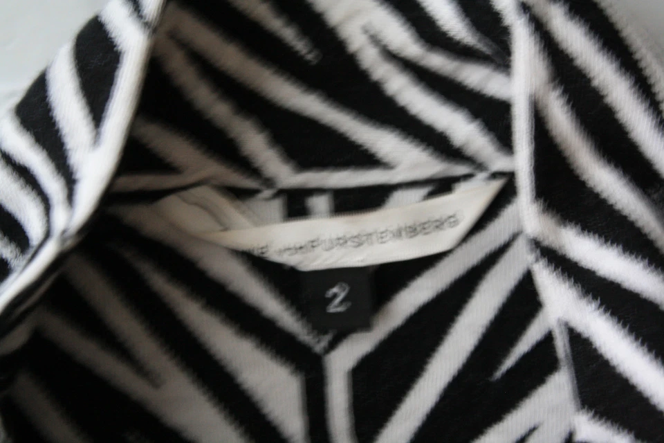 Chaqueta Diane Von Furstenberg Algodón Cremallera Frontal Estampado Blanco y Negro Talla 2 Foto 2 de 4