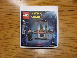 Dans la main Nouveau 2026 Lego DC 30726 Batman: Bruce Wayne et le kit de sacs à papier