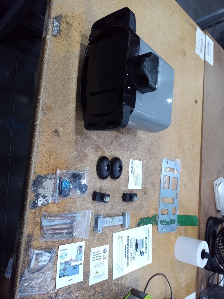 Blütezeit 1400LB Sliding Gate Opener App Control/Solar Power (Motor Only) - Used