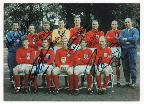 1966 WORLD CUP COLOUR PHOTOGRAPH SIGNED BY NINE MEMBERS OF ENGLAND WINNING TEAM