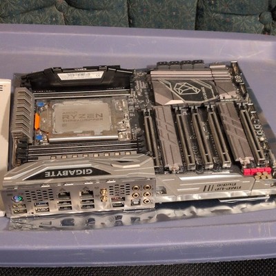 GIGABYTE X399 DESIGNARE EX ATX TR4 Ryzen Threadripper 16-Core 3.0GHz DDR4