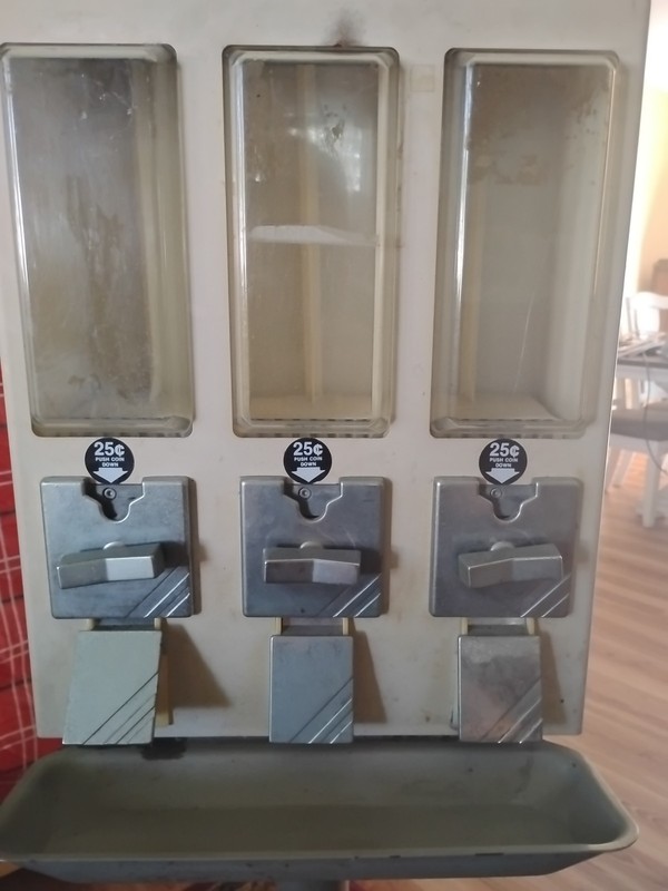 Triple Head Vending Machine - no keys