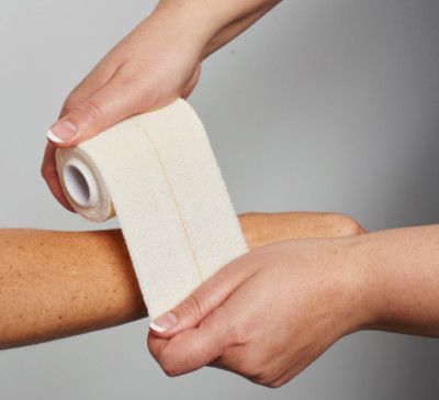 Erste Hilfe elastischer Klebeverband (7,5 cm x 4,5 m) 12 Rollen EAB