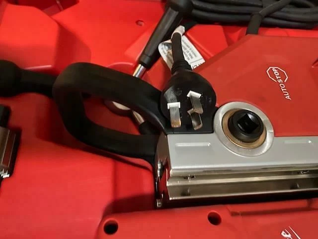 Taladro Electromag MILWAUKEE 4272-59A 1-5/8" 220V-240V 13Amp (no funciona en EE. UU.) Foto 3 de 4