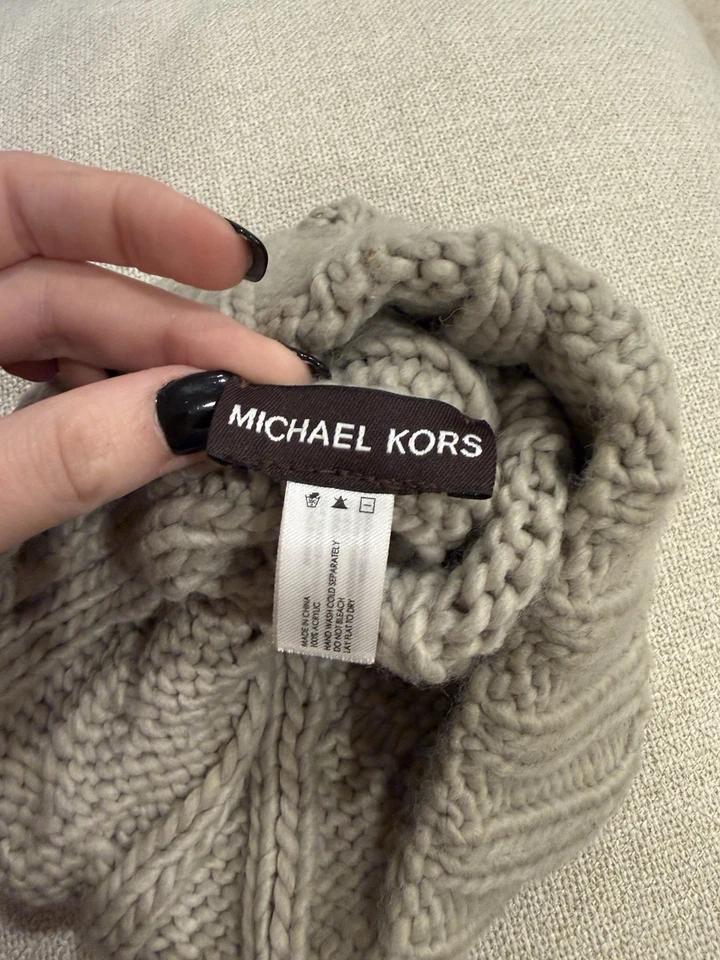 Gorro Michael Kors tejido con cable en beige Foto 3 de 4