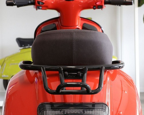 Porte bagage arrière MOTO NOSTRA noir brillant avec poignée passager pour Vespa GTV, GTS - Photo 2/5