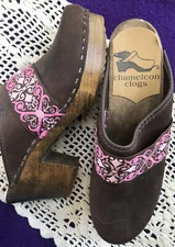 Wm CHAMELEON CLOGS Brown Suede Embroidered Pink Ribbon Sz 37/US 6.5-7M MSRP $140