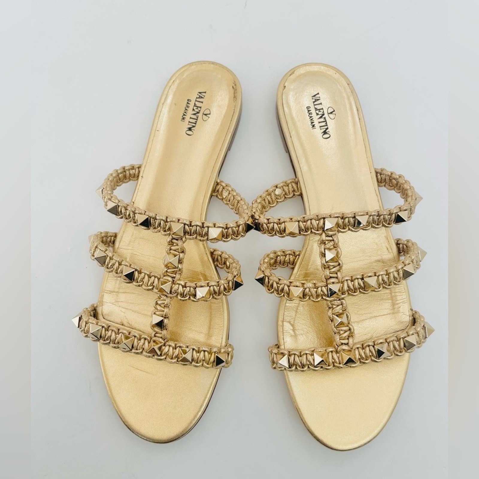 Valentino Garavani Gold Raffia Rockstud Caged Flat slide sandals EU 38